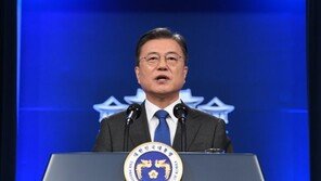 올해 성장률 목표치 4%대로 상향 조정… 최근 거론않던 ‘소주성’ 성과 다시 언급 