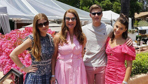 아빠만 빼고… 사진속 게이츠 가족 ‘활짝’