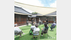 띄엄띄엄 앉아 국악 감상