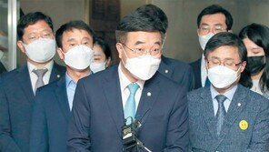 與초선 40명 “후보자 3명중 1명 날려야”… 靑 “무겁게 받아들인다” 