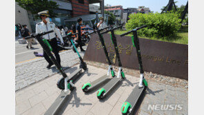 킥보드 규제 첫날, 시민 대부분 안전모 없거나 인도주행