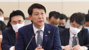 ‘이재용 변호인 합류’ 김형연 전 靑비서관, 논란끝 사임