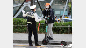 “헬멧소지 불편” vs “안전이 우선”…‘전동킥보드 단속’ 첫날 반응