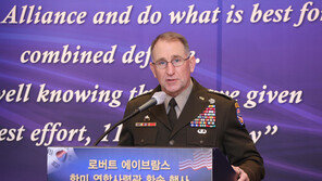 떠나는 에이브럼스 “평시 땀 흘려야 전시에 피 안흘려” 지적