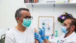 56세 WHO 사무총장도 백신 접종…“차례오면 꼭 맞으라”