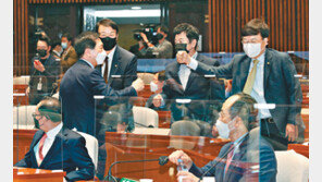 주호영 “통합과 조정에 자질” vs 김웅 “당 얼굴부터 바꿔야” 