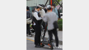 헬멧 안쓰고, 인도로 쌩쌩… 전동킥보드 탄 21명중 규정 준수 ‘0’ 