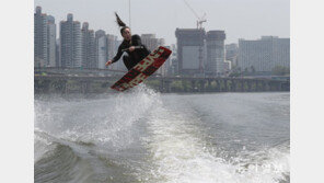 한강서 즐기는 웨이크보드