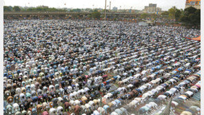 라마단 종료… 구름처럼 모인 파키스탄 무슬림