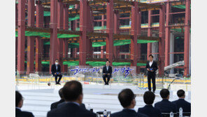 文대통령 “2030년 종합반도체 강국 바탕 산업 각 분야 경쟁서도 유리한 고지 선점” 