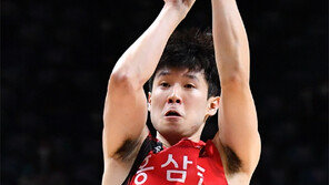 무릎 반동 없이… 온몸으로 쏘는 ‘불꽃 3점포’