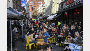 봉쇄 풀던 영국, 인도 변이에 긴장…완화 계획 연기 가능성도