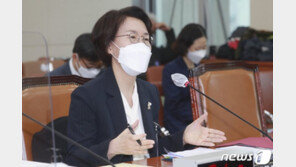 윤희숙 “여성 찾기 힘드니 그냥 임명? 文 페미니즘은 꼰대마초”