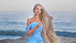 라푼젤처럼 ‘180㎝ 천연금발’…30년간 머리카락 안자른 여성