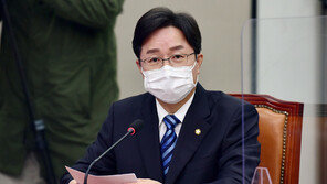 與 “백신이 해외 직구 비타민이냐…방미 野 경거망동 없어야”