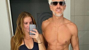 섹시 실버모델 ‘♥19세 연하 여친’에 팬들 질투 폭발…“헤어져” 문자폭탄