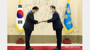 국무위원 배우자 꽃다발에 담은 文메시지…‘강인·행복·헌신’