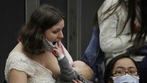 美연구 “모유에서 독성 화학물질…신생아 건강 잠재적 위협”