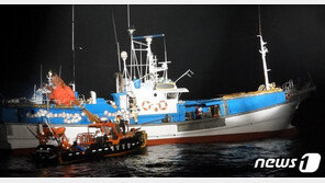 하마터면…프레온가스통·기름통 100개 실린 어선서 화재