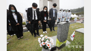 연두색으로 물든 5·18묘역… 빗속 추모열기 고조