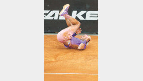 몸 날려 조코비치 꺾고 우승한 ‘흙신’ 나달