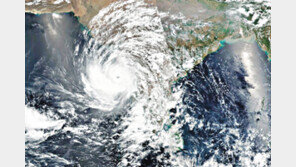 ‘코로나 지옥’ 인도에 대형 사이클론 