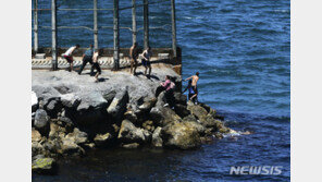 바다 수영해 스페인으로 …모로코인 3000명 이민 시도