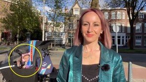 ‘방송하기 힘드네…’ 기자 엄마 방해하는 귀여운 딸 (영상)