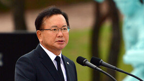 광주에 고개 숙인 TK출신 김 총리…전두환 겨냥 “용서 구하라”