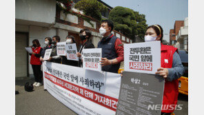 문 두드려도 대답없는 전두환 집…“참회하고 사죄하라”