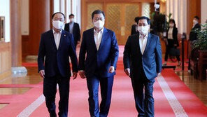 文대통령 “하반기에도 홍남기 중심으로 전 부처 매진”