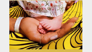 슈퍼모델 나오미 캠벨, 51세에 엄마 되다