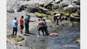 갓난 아기 업고 유럽行…모로코 불법 이민자 8000명 스페인령에 몰려