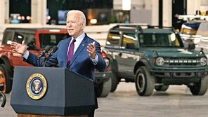 바이든 “전기차 경쟁 中이 이기게 안놔둘 것” 