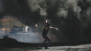 팔레스타인, 이스라엘 향해 ‘분노의 돌팔매’