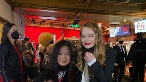 ‘미나리’ 아역 앨런 김, ‘크루엘라’ 엠마 스톤 만났다…“믿을 수 없어”