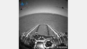 중국, 화성 탐사차량 ‘주룽’ 촬영한 사진 첫 공개