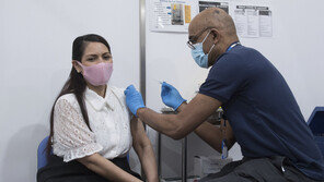 英, 내달 백신 1차 접종 완료 전망…‘부스터 샷’도 검토