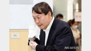 윤석열 저주?…조부 묘 파헤쳐 ‘인분·식칼·부적’ 테러