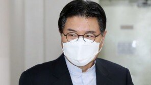 ‘뇌물·횡령·배임’ 홍문종, 항소심 첫 재판서 “혐의 부인”