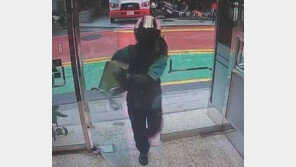 ‘3분만에’ 환전소 4억여원 절도범 구속…직원이 공범