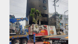 택배차, 사고후 건물 돌진해 화재…상점서 2명 사망