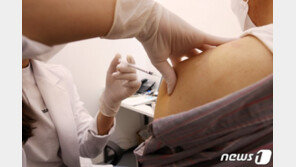 주말 재개 백신 접종 ‘불안감 해소’가 관건…고령층 예약율 50% 불과