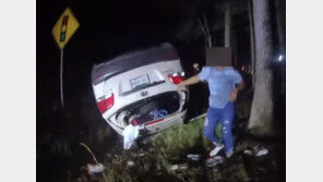 엄마 구해달란 절규에 美경찰, 뒤집힌 차 혼자서 ‘번쩍’