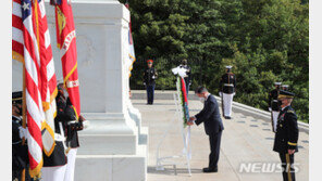 文대통령, 美알링턴 국립묘지에 헌화…‘한미혈맹’ 발전 의지