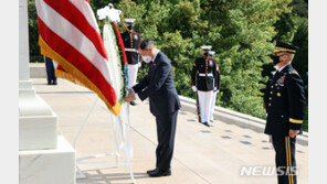 文대통령, ‘한미혈맹’ 美알링턴 참배…‘6·25 유품’ 기념패 기증