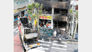 과일가게 덮친 5t 대형트럭… 폭발 화재로 여주인 등 2명 참변 