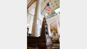 6·25참전 미군 배지·단추로 기념패…희생정신 기린 文