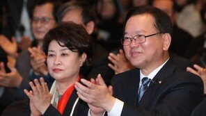 김부겸 “오랜 세월 아내가 가계 책임…내 싸랑, 억수로 고맙데이”