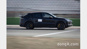 포르쉐, ‘신형 카이엔 터보S’ 서킷 담금질… ‘변신 스포일러·중앙 배기구’ 눈길